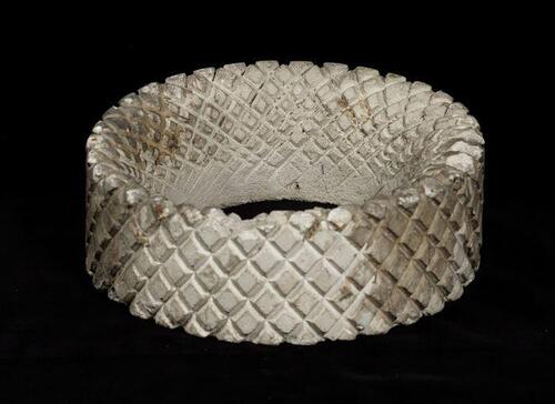 Hoedenmal van gips, rand met ruitstructuur