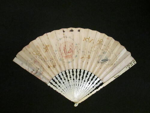 Waaier, ivoren montuur met opengezaagde panache, blad van papier beschilderd met drie onderling…