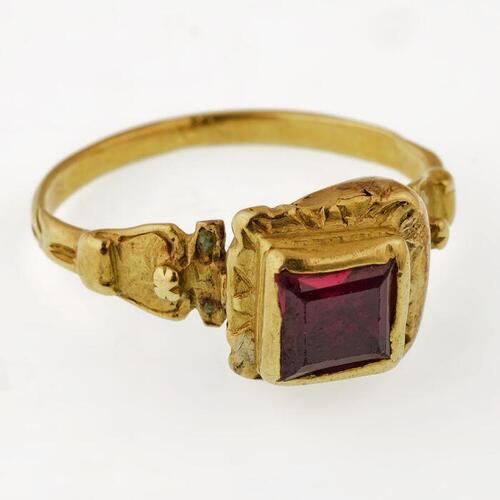 Gouden ring met rode granaatsteen