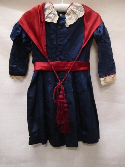Kinderjurk met ceintuur en fichu