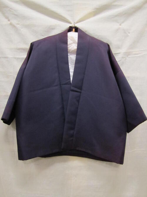 Jasje van donkerblauw mengweefsel, geïnspireerd op de Japanse kimono, onderdeel van ensemble