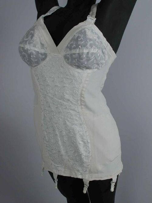 Corselet van witte elastisch nylon satijnen schouderbandjes, cups, voor- en achterpand van niet…