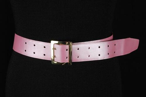 Ceintuur van roze metalliek kunstleer, beige onderzijde met rechthoekige goudkleurige metalen gesp…