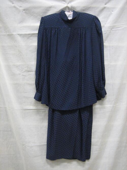 Ensemble bestaande uit blouse en rok van donkerblauwe zijde