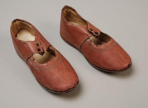 Roze leren kinderschoenen met wreefbandje met vetersluiting, opening op voorvoet geschulpte rand