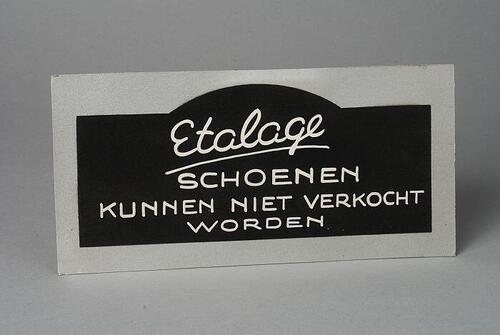 Reclamebord met "Etalage schoenen kunnen niet verkocht worden"