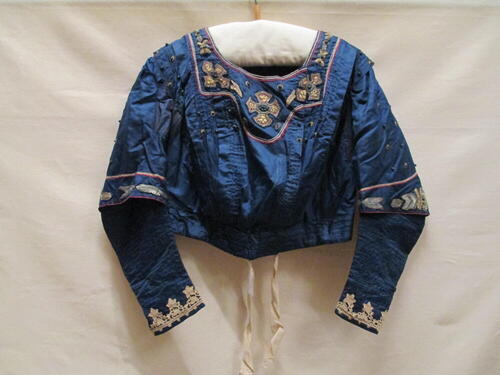 Japonlijfje van donkerblauwe zijde met geappliqueerde borduursels in lichtblauw, rood, geel, wit en…