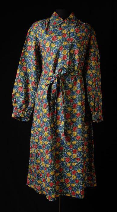 Lange blauwe jurk met dessin van rode, gele en blauwe rozen, lange mouw, Maasoord