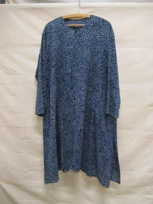 Blouse of jurk van handgeweven katoenen crêpe georgette, blauw met motief van cirkels in…