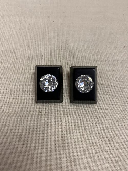 Oorclips, zwarte rechthoek met grote strass-steen in het midden