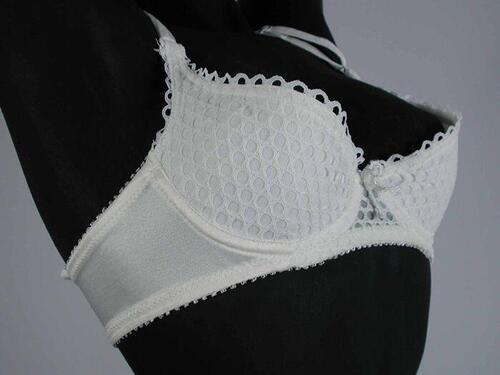 Witte nylonbustehouder van kant met cirkelmotief, voorgevormde beugelcups, schouderbandjes,…