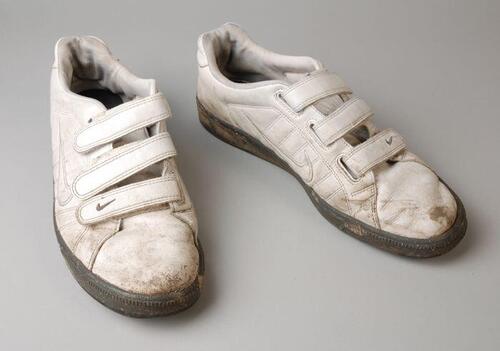 Paar witte sneakers, merk Nike, maat 43, met klittenbandsluiting