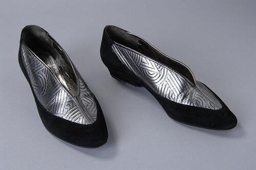 Pumps van zwart suède en zilvereer met klein hakje, zilvereer bedrukt met geometrische patronen