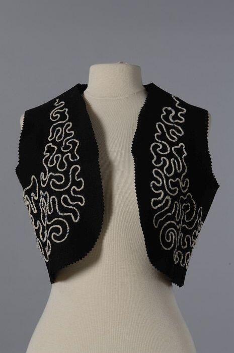 Bolero van zwart vilt met soutache van blauwe en witte wol in grillige lijnen
