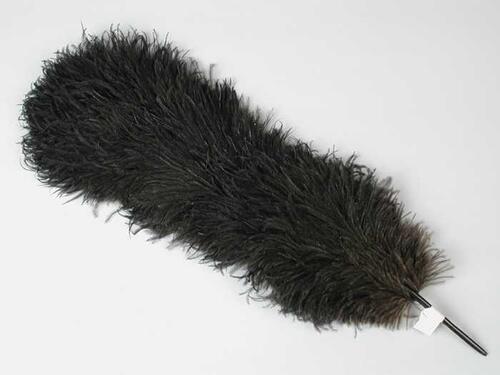 Veren hoedendecoratie of corsage, donkerbruine maraboeveer samengesteld uit meerdere (stukjes) veren