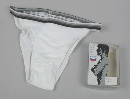 Tangaslip of heupslip (1) van wit tricotkatoen met elastieke tailleband in zwart, wit en grijs, met…