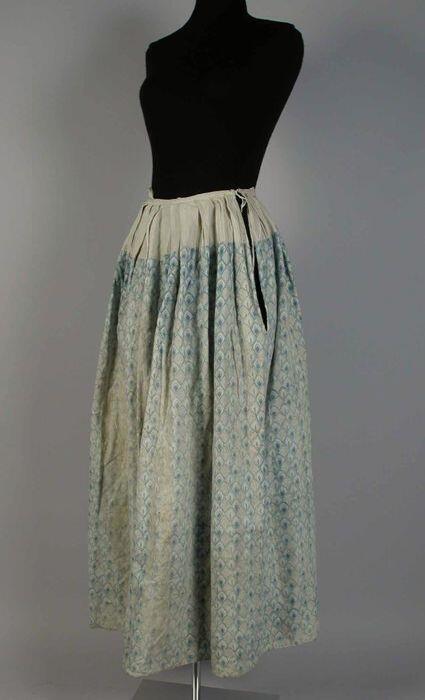 Met blauw bladmotief op wit fond bedrukte rok