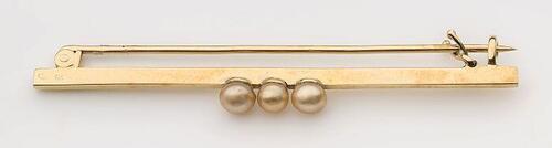 Gouden broche, kleine smalle staaf met centraal drie kleine roze parels, veiligheidssluiting