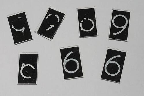 Cijfer "6" of "9", zilverop glasop zwarte of doorzichtige ondergrond, Corbeau