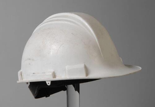 Witte plastic bouwhelm, van Bulgaarse bouwvakker