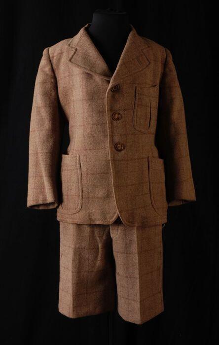 Tweedelig jongenspak van beige-bruin geruite wol jas (1) en korte broek (2)