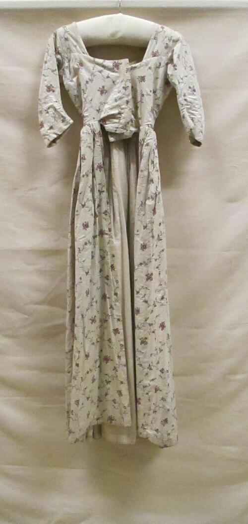 Overkleed van witte Europese sits met groot asymmetrisch ruitpatroon van bloemranken in diverse…