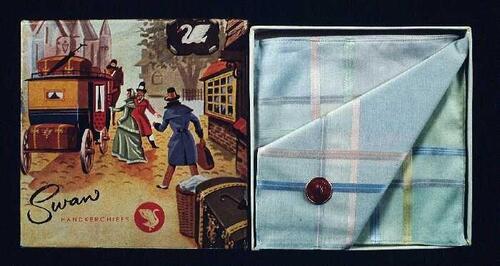 Vierkant laag kartonnen doosje met los deksel waarop "Swan handkerchiefs" (A-B) en daar in…