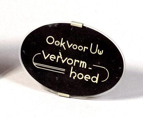 Winkelbordje, ovaal van glasmet zwarte ondergrond in metalen standaard en tekst in goudkleurige…