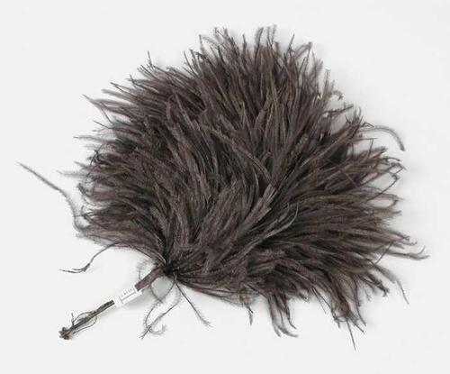 Veren hoedendecoratie of corsage, stukjes donkerbruine maraboeveer bevestigd aan uiteinde van met…