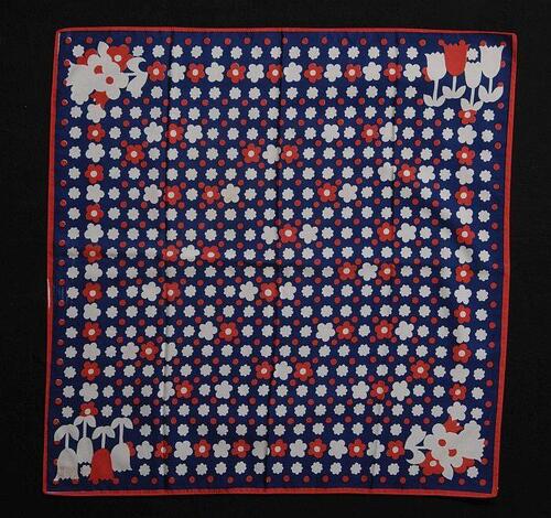 Vierkante shawl, donkerblauwe fond, repeterend rood-wit bloemdessin, tulpen in de hoeken