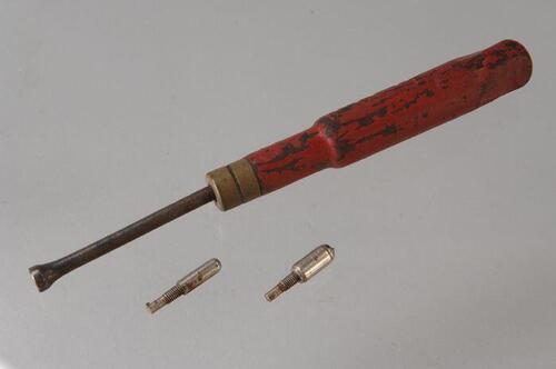 Twee metalen knopjes met schroefdraad, "MEDIUM", "FINEST", en aandraaier "HB", onderdelen van…