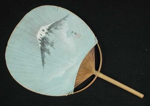 Waaier, bladvormig van bamboe en riet (?), beide zijde beplakt met papier, één zijdelichtblauw…