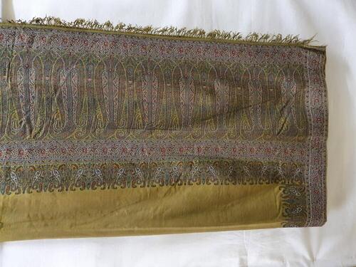 Kasjmirshawl, van groene wol met patroon in rood, blauw, geel en groen