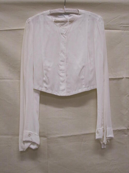 Blouse van wit rayon, kort model met wijde mouw