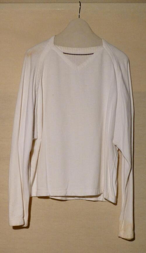 Shirt (man) van wit tricot, behorende tot ensemble