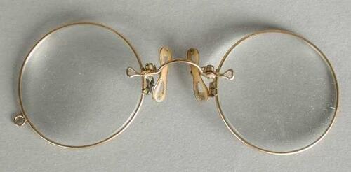 Knijpbril of pince-nez, ronde glazen op sterkte met fijn goudkleurig montuur, kleine goudkleurige…