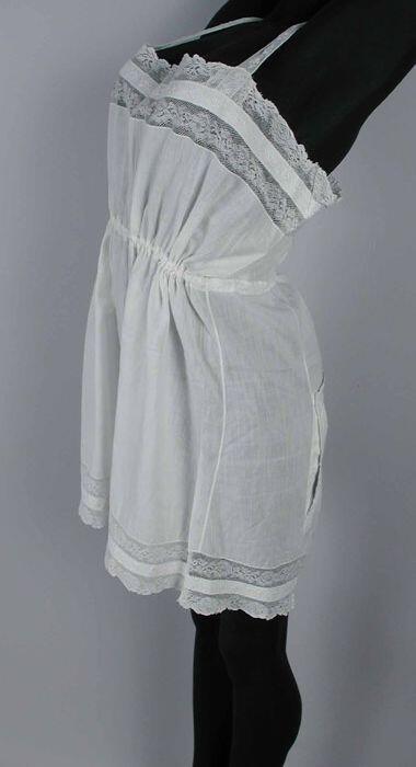 Combinaison van wit katoen hemddeel kort en recht met broderie schouderbanden, klepbroek met korte…