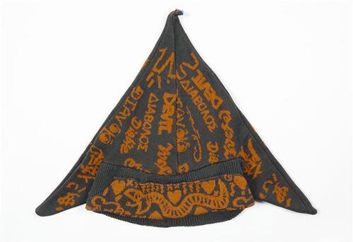 Muts van groen wollen tricot, machinaal gebreid, met ingebreid fantasie patroon in oranje,…