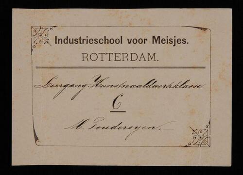 Etiket, wit karton, in zwart "Industrieschool voor Meisjes Rotterdam"