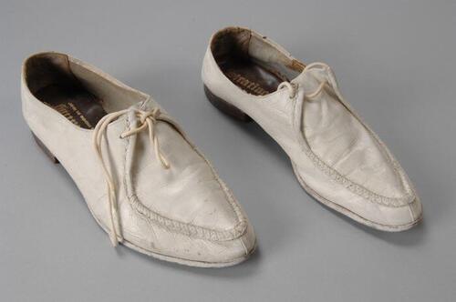 Paar witte schoenen