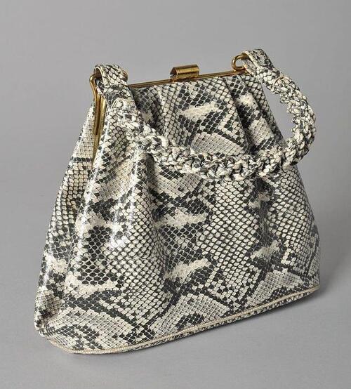 Zwart-wit imitatie-slangenleren handtas met goudkleurige metalen beugelsluiting en gevlochten…