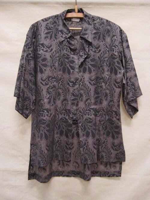 Blouse van grijze zijde bedrukt met zwarte, gestileerde bloemmotieven