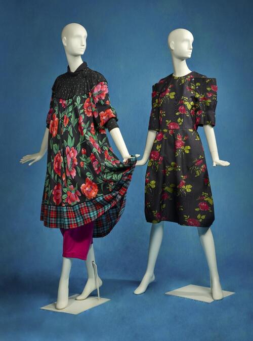 Jurk, wijd model van wol met rode bloemen en groen blad op zwart fond, lange mouwen
