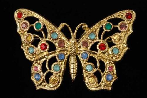 Broche, vlinder van goudkleurig filigrein metaal met veel verschillende kleuren kunstdiamantjes,…