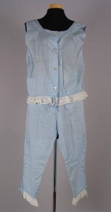 Tweedelige pyjama met wit-blauwe ruit, broek (1) met wit broderie langs de pijpen, mouwloos hemd (2…