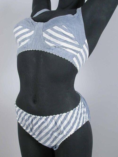 'Denim look' lingeriesetje in blauw-wit, bestaande uit bustehouder en slip, deels effen blauw,…