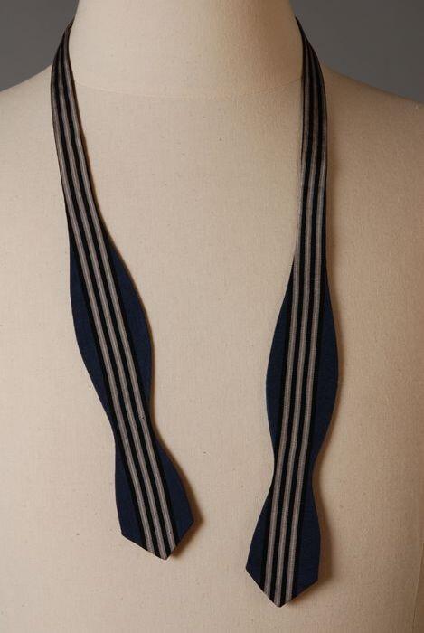 Ongestrikte vlinderdas van donkerblauw, grijs, wit en zwart gestreept zijde verstelbare band, 'pure…
