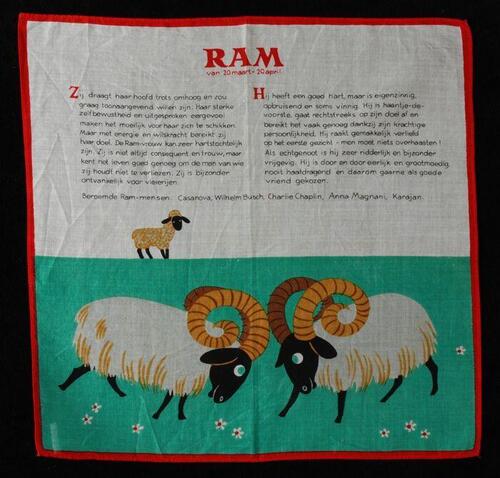 Vierkante wit katoenen zakdoek met rode rand, gekleurde opdruk met tekst en sterrenbeeld Ram