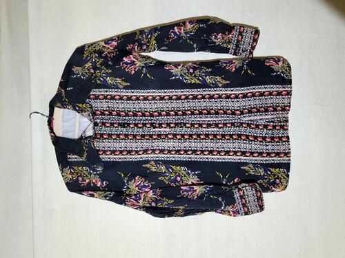 Blouse, zwart katoen met uitgespaarde en bedrukte veelkleurige boeketten en verticale ornamentbanen