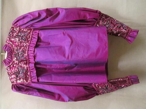 Avondblouse, fuchsiakleurige changeantzijde met paillettenborduursel, behorende bij tasje